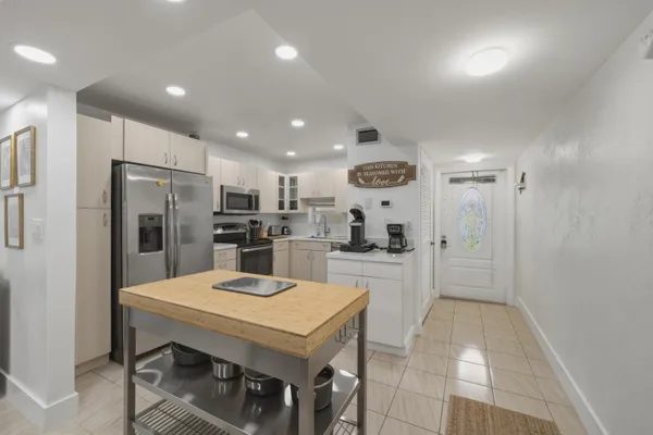 Property Slideshow image 2 of 54 | 9200 n hollybrook lake dr 310, Pembroke Pines, FL, 33025