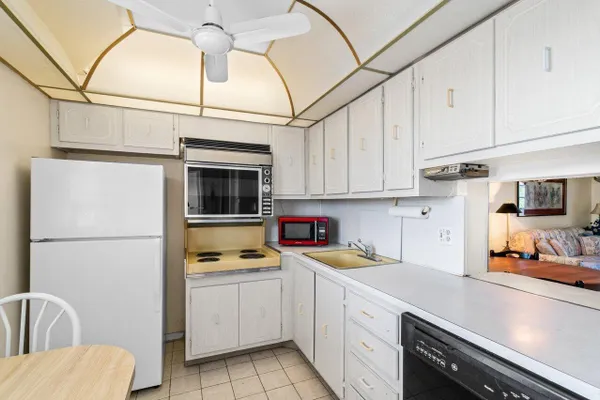 Property Slideshow image 2 of 27 | 2615 ne 3rd ct 308, Boynton Beach, FL, 33435