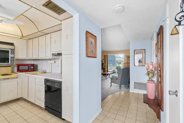 Property Slideshow image 3 of 27 | 2615 ne 3rd ct 308, Boynton Beach, FL, 33435