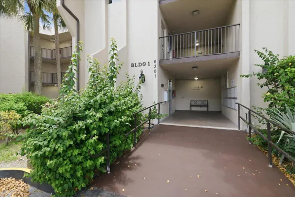 Property Slideshow image 3 of 36 | 6301 n university dr 206, Tamarac, FL, 33321
