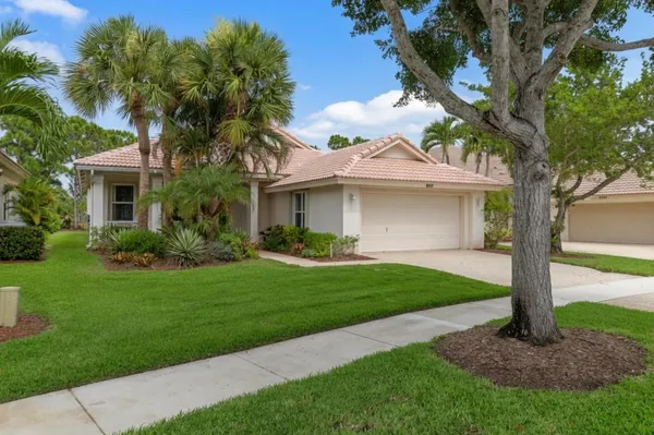 Property Slideshow image 3 of 43 | 9110 bay harbour cir, West Palm Beach, FL, 33411