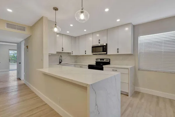 Property Slideshow image 2 of 55 | 802 burgundy q q, Delray Beach, FL, 33484
