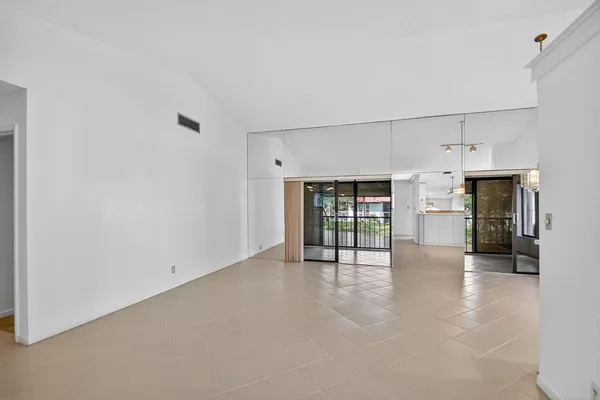 Property Slideshow image 2 of 19 | 10631 ocean palm way 202, Boynton Beach, FL, 33437
