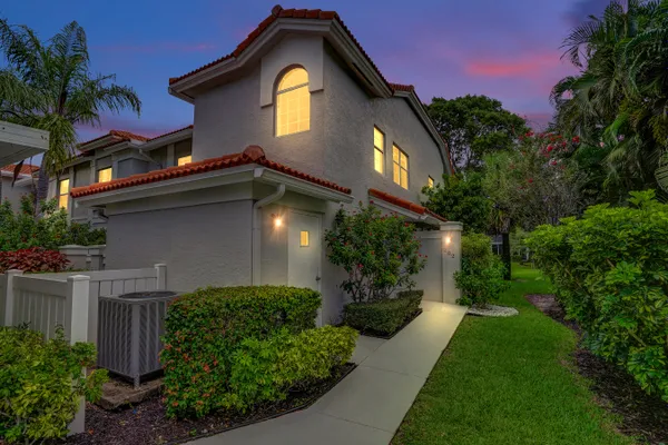Property Slideshow image 3 of 102 | 7669 springwater pl 202, Boynton Beach, FL, 33437