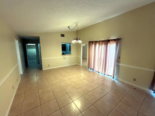 Property Slideshow image 2 of 15 | 2400 sw 19th ave 128, Boynton Beach, FL, 33426