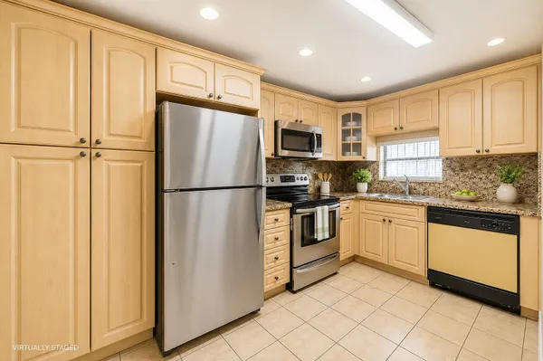 Property Slideshow image 2 of 31 | 8980 s hollybrook blvd 204, Pembroke Pines, FL, 33025