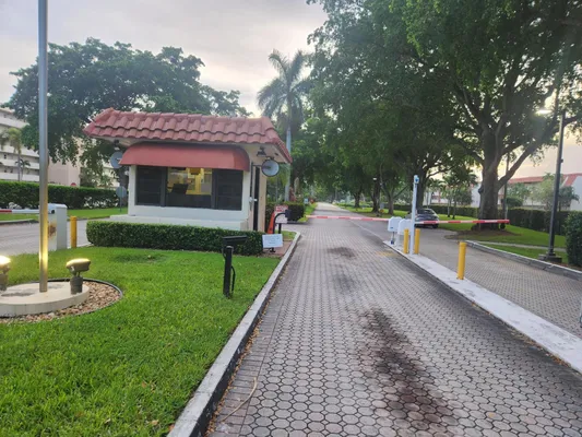 Property Slideshow image 2 of 21 | 811 s hollybrook dr 206, Pembroke Pines, FL, 33025