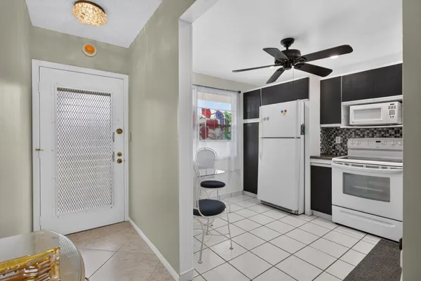 Property Slideshow image 2 of 32 | 2301 lucaya ln d4, Coconut Creek, FL, 33066