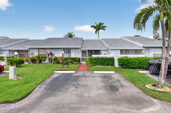 Property Slideshow image 2 of 37 | 4305 lucerne villas ln, Lake Worth, FL, 33467