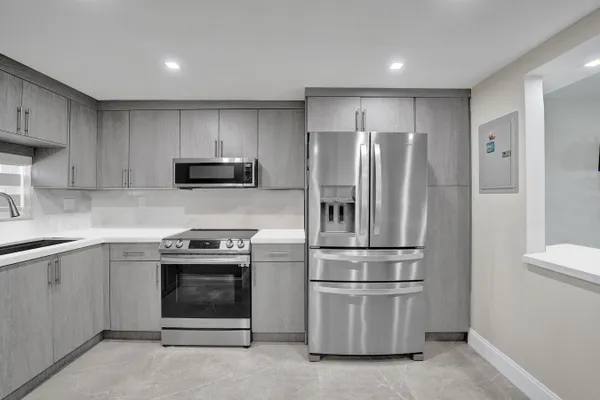 Property Slideshow image 3 of 43 | 9410 n hollybrook lake dr, Pembroke Pines, FL, 33025