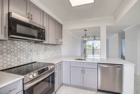Property Slideshow image 2 of 37 | 6795 huntington ln 406, Delray Beach, FL, 33446