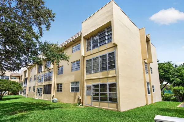Property Slideshow image 2 of 25 | 6350 nw 62nd st 201, Tamarac, FL, 33319