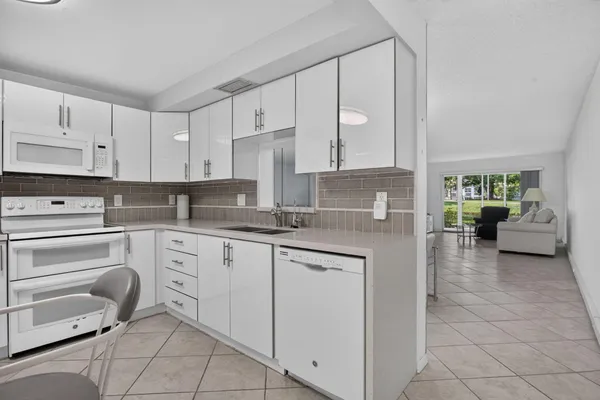 Property Slideshow image 2 of 61 | 2006 granada dr j1, Coconut Creek, FL, 33066