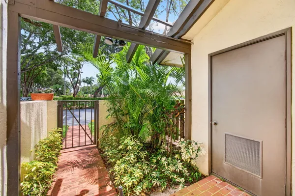 Property Slideshow image 2 of 68 | 10247 n circle lake dr 102, Boynton Beach, FL, 33437