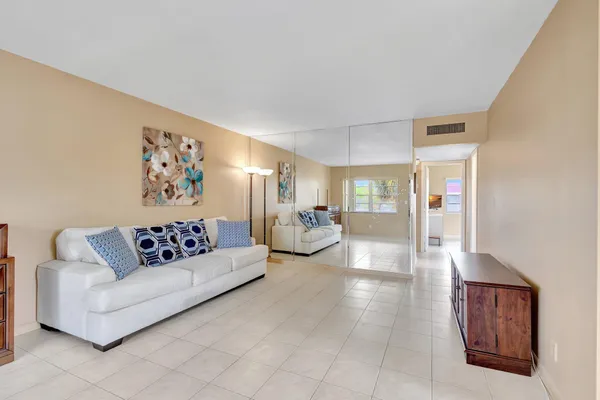 Property Slideshow image 3 of 30 | 64 coventry c c, West Palm Beach, FL, 33417