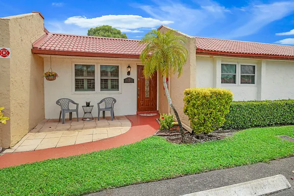 Property Slideshow image 2 of 34 | 152 lake anne dr 152, West Palm Beach, FL, 33411