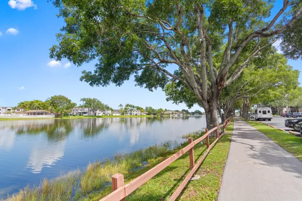 Property Slideshow image 3 of 30 | 900 colony point cir 511, Pembroke Pines, FL, 33026
