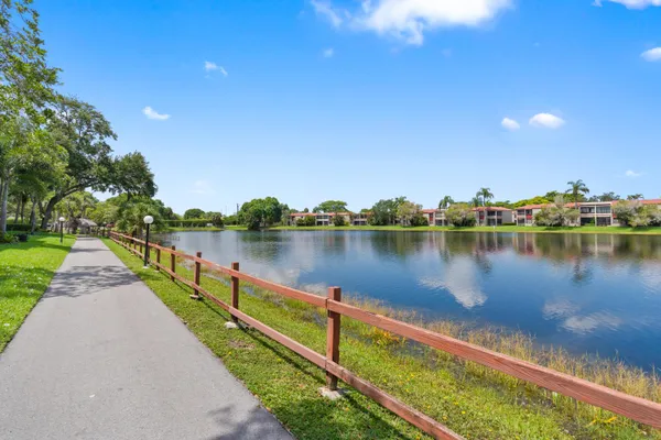 Property Slideshow image 2 of 30 | 900 colony point cir 511, Pembroke Pines, FL, 33026