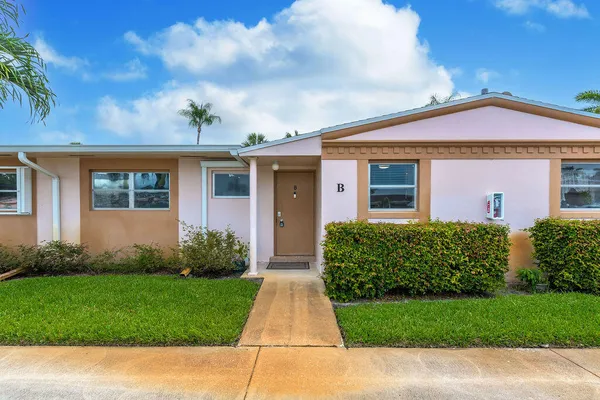 Property Slideshow image 2 of 33 | 2523 dudley dr b, West Palm Beach, FL, 33415