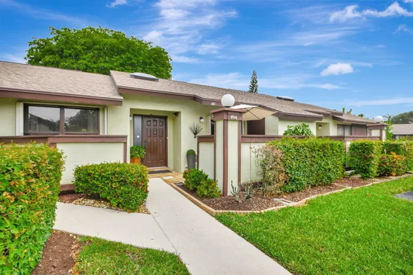 Property Slideshow image 2 of 47 | 494 iron forge ct, Royal Palm Beach, FL, 33411