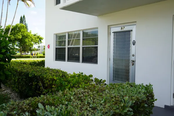 Property Slideshow image 2 of 37 | 97 berkshire e, West Palm Beach, FL, 33417