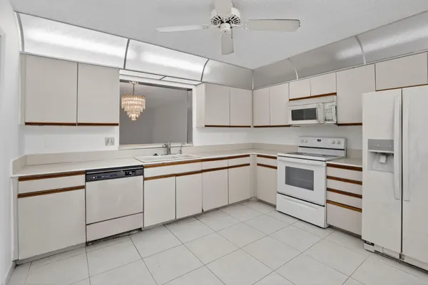 Property Slideshow image 2 of 17 | 250 s hollybrook ter 208, Pembroke Pines, FL, 33025