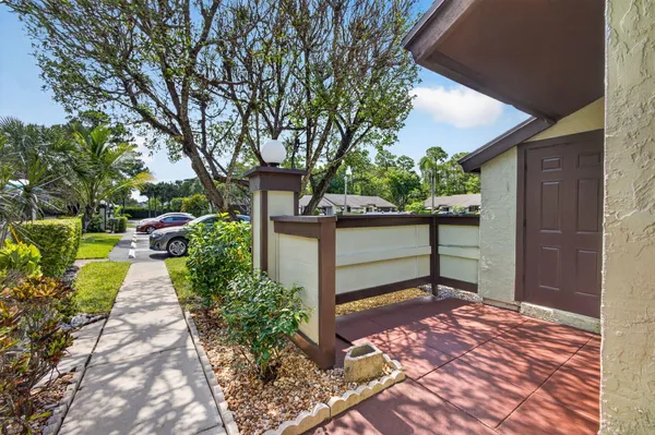 Property Slideshow image 3 of 38 | 320 elmira ct, Royal Palm Beach, FL, 33411