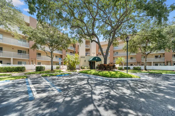 Property Slideshow image 2 of 35 | 9539 weldon cir f408, Tamarac, FL, 33321