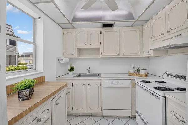 Property Slideshow image 3 of 42 | 436 brittany j dr 436, Delray Beach, FL, 33446