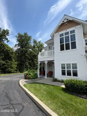 Property Slideshow image 2 of 42 | 404 kelly cir, Guilderland, NY, 12009