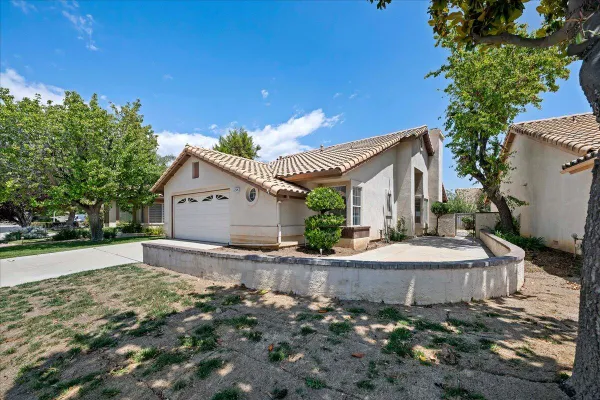 Property Slideshow image 2 of 35 | 962 oakland hills dr, Banning, CA, 92220