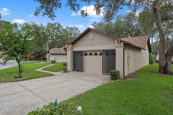 Property Slideshow image 3 of 88 | 6736 oak cluster cir, Spring Hill, FL, 34606