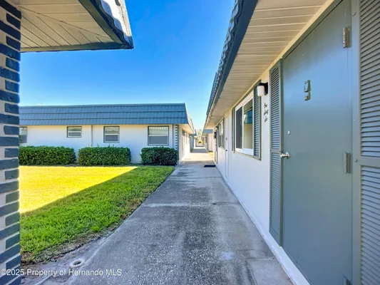 Property Slideshow image 2 of 37 | 1811 bedford ln, Sun City Center, FL, 33573