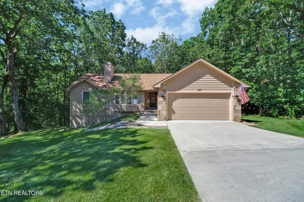 Property Slideshow image 2 of 54 | 207 overlook ln, Crossville, TN, 38558