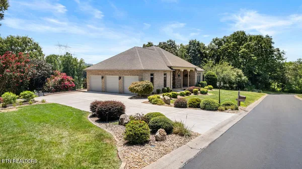 Property Slideshow image 3 of 62 | 402 catoosa ln, Loudon, TN, 37774