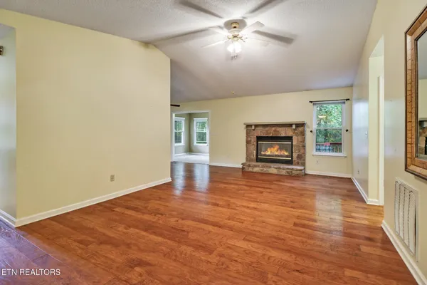 Property Slideshow image 3 of 31 | 132 cromwell ln, Crossville, TN, 38558