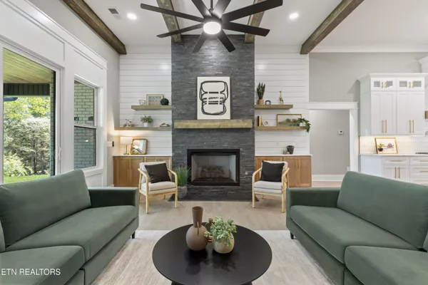 Property Slideshow image 3 of 51 | 404 elokwa pl, Loudon, TN, 37774