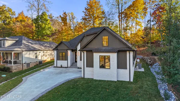 Property Slideshow image 3 of 60 | 176 saligugi way, Loudon, TN, 37774