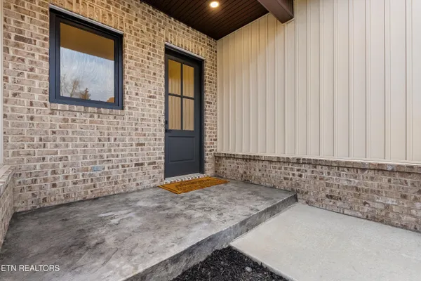 Property Slideshow image 3 of 45 | 212 cheeyo trce, Loudon, TN, 37774