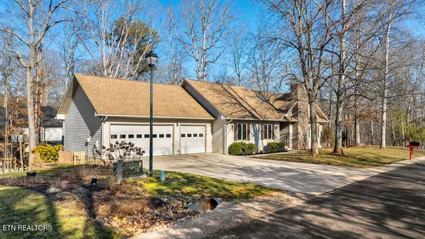 Property Slideshow image 2 of 42 | 200 osage pl, Loudon, TN, 37774