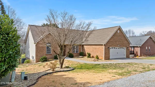 Property Slideshow image 2 of 44 | 176 cheeskogili way, Loudon, TN, 37774