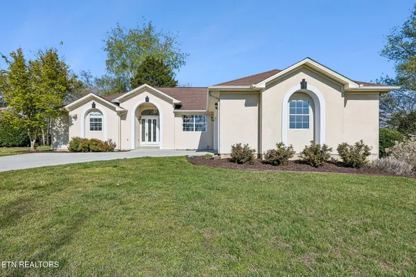 Property Slideshow image 2 of 31 | 407 elokwa pl, Loudon, TN, 37774