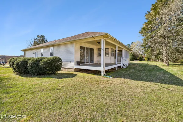Property Slideshow image 3 of 33 | 407 elokwa pl, Loudon, TN, 37774