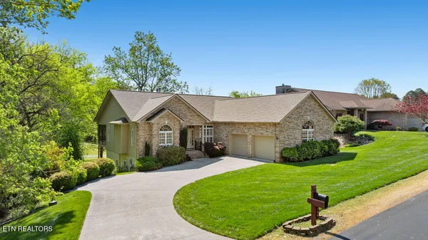 Property Slideshow image 2 of 61 | 124 daleyuhski way, Loudon, TN, 37774