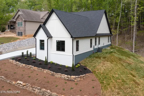 Property Slideshow image 3 of 26 | 215 wahuhu ln, Loudon, TN, 37774