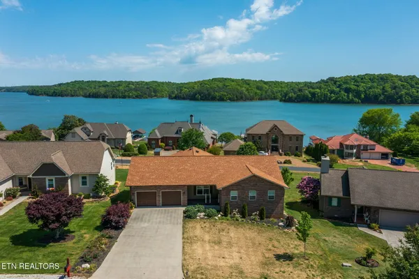 Property Slideshow image 2 of 38 | 309 chuniloti cir, Loudon, TN, 37774