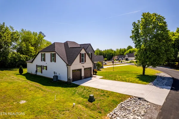 Property Slideshow image 3 of 49 | 215 ogana ln, Loudon, TN, 37774