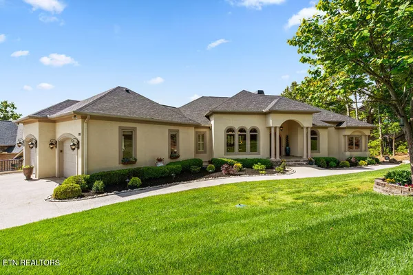 Property Slideshow image 3 of 63 | 302 shawnee vw, Loudon, TN, 37774