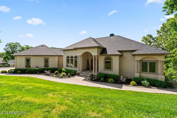 Property Slideshow image 2 of 63 | 302 shawnee vw, Loudon, TN, 37774