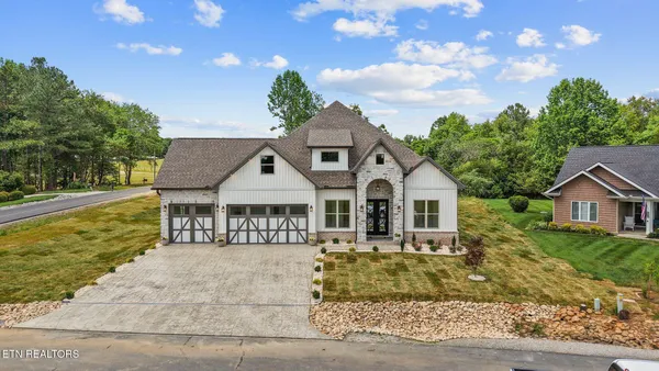 Property Slideshow image 3 of 52 | 300 oonoga cir, Loudon, TN, 37774